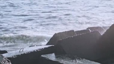 Su Rocks. Su kayalarda. Dalgakıranlar okyanus kıyısında. Dalgalar çökmesini
