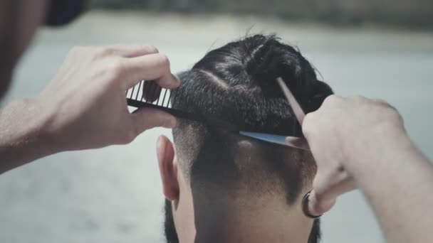 Penteado Hipster. Corte de cabelo Hipster. Cortar cabelo lá fora. Corte de cabelo masculino — Vídeo de Stock