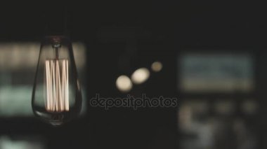 Işık karanlıkta. Ampul asılı. Vintage lamba ışığı. Edison ampulü