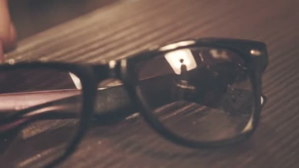 Boisson hippie. Verser le cola dans du verre avec de la glace. Verre à whisky. Boisson glacée 