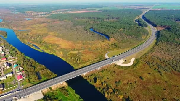 ドローン ビュー風景の高速道路は、川に架かる橋。面積ビュー市道路景観 — ストック動画