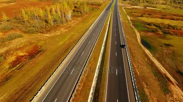 Bovenaanzicht rechte weg op achtergrond herfst landschap. Herfst bos en over de weg — Stockvideo