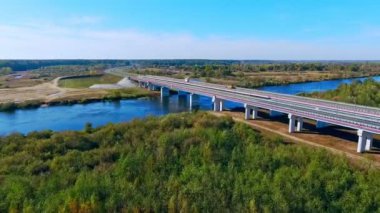 Hava köprü manzara. Hava yolu köprüsü. Otoban yol nehir üzerinde