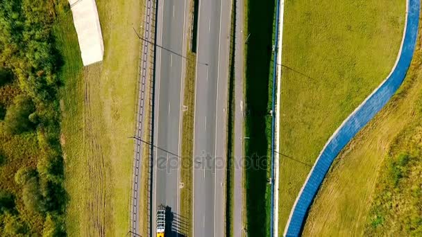 Widok z góry samochody i ciężarówki ładunku ruchu na autostradzie. Samochody jazdy przez most — Wideo stockowe