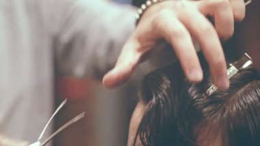 Saç modeli adam. Kuaförlük araçları. Erkek saç modeli. Saç erkek