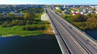 City road Nehri üzerinde hava görünümünü. Gökyüzü görünümü Otoban yol şehir