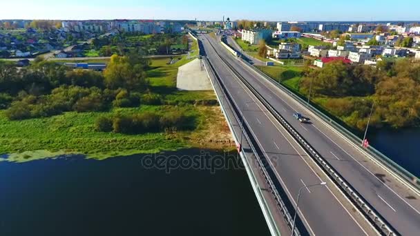 Εναέρια άποψη από δρόμο της πόλης, πάνω από τον ποταμό. Θέα στον ορίζοντα της οδού στην πόλη — Αρχείο Βίντεο