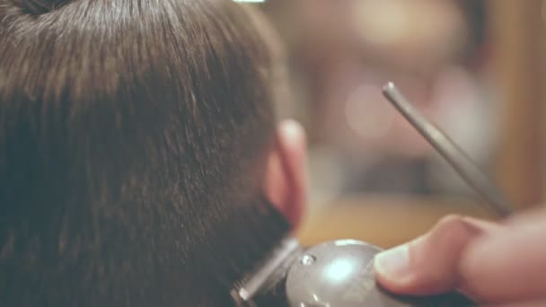 Friseur schneidet Haare. Männerhaarschnitt. Friseurfrisur. Männerfrisur — Stockvideo