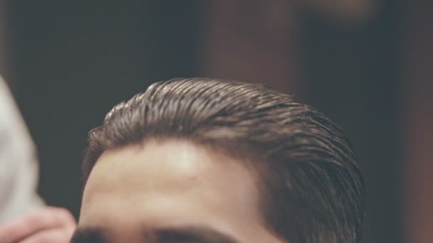 Man haar kammen. Kapper kapsel. Kappers. Kapper styling haar — Stockvideo