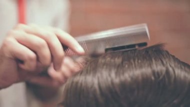 Erkek saç kurutma ve penye. Erkek saç kurutma makinesi ile