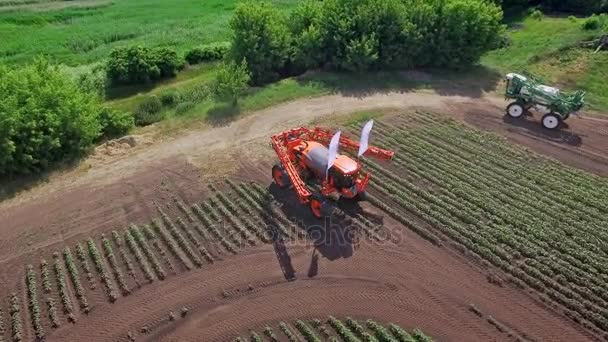 Máquina pulverizadora en campo agrícola transformada para planta fertilizante — Vídeos de Stock