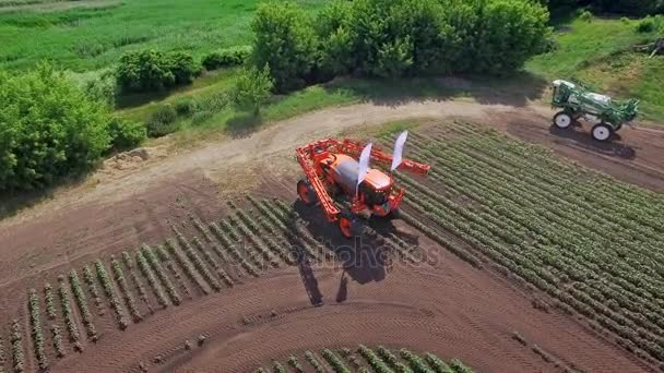 Urządzenie natryskowe na polach uprawnych, przekształcane do nawożenia roślin — Wideo stockowe