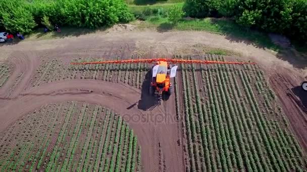 Spruzzatore agricolo impianto di fertilizzazione sul campo agricolo. Agricoltura irrigazione — Video Stock