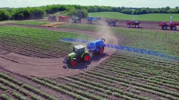 Agricultural tractor with spraying trailer fertilizing agricultural field — Stock Video