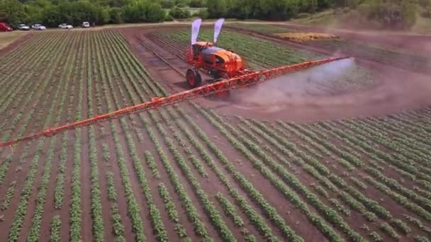 Proces irrigatie op landbouw veld met behulp van agrarische sproeien maken — Stockvideo