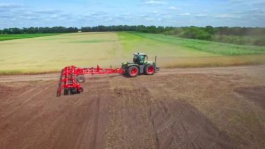 Traktör römork ile tarım tarlayı tarım. Kırsal Ekonomi