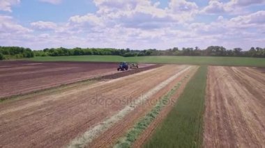 Tarım traktör römork alan tarım üzerinde çalışan ile. Tarım sektörü