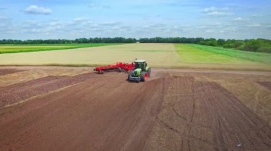 Tarım traktör römork üzerinde kırsal tarlayı ile. Tarım sanayi