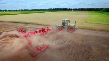 Traktör römork üzerinde ekili alan çalışma çiftçilik için ile tarım