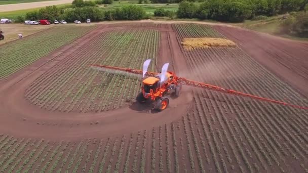농업 분야에 식물을 급수 하는 농업 분무기. 산업 농업 — 비디오