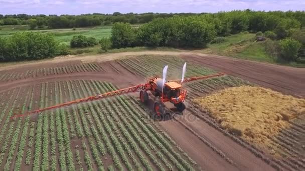 Proces irrigatie en kunstmest op ontgonnen veld. Agrarische industrie — Stockvideo