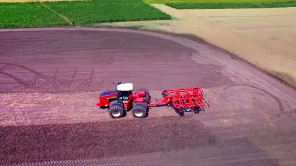 Trator agrícola com reboque para arar trabalhando em campo cultivado — Vídeo de Stock