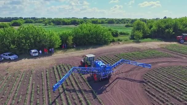 Сельскохозяйственный распылитель на сельскохозяйственном поле преобразился после орошения — стоковое видео