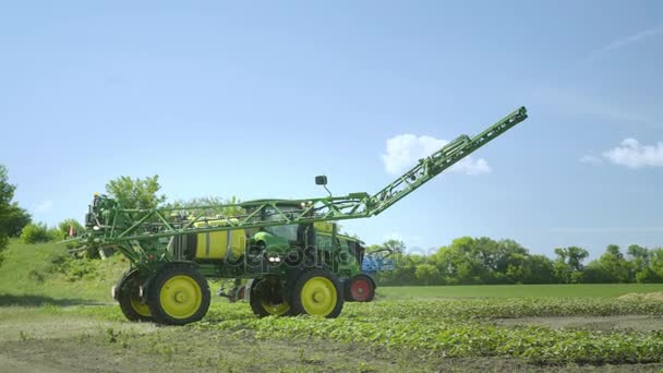 Agrarische sproeien klaar om te werken op het landbouw gebied. Spuitmachine — Stockvideo