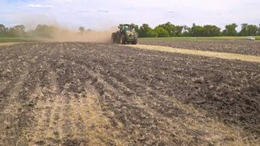 Tarıma elverişli sahada çalışan traktör tarım. Tarım traktörü sürme arazi