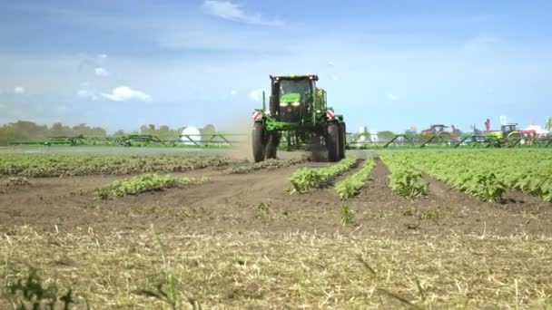 Agricultural sprayer irrigating farming field. Spraying machine — Stock Video