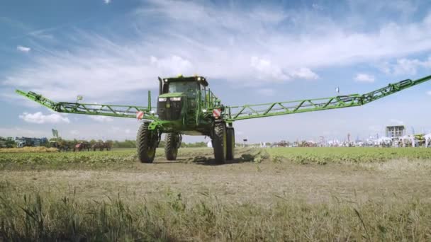 Landwirtschaftliche Sprühgerät verwandelt nach Bewässerungsarbeiten auf dem Feld. Sprühmaschine — Stockvideo