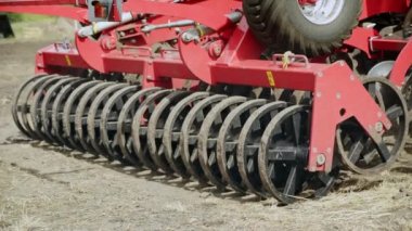 Dikiş makine tarım alanında çalışıyor. Tarım toprak. Tohum Ekim
