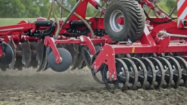 Ekme makinesi alan tarım üzerinde çalışıyor. Traktör römork sembol ile tarım