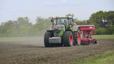 Traktör ve alan. Çiftlik traktör römork sembol tarım alanı Ekim ile