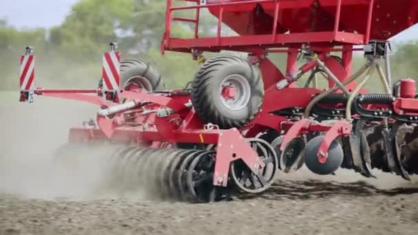 Sämaschine bei der Arbeit auf gepflügtem Feld. landwirtschaftliche Geräte für die Aussaat von Feldern — Stockvideo