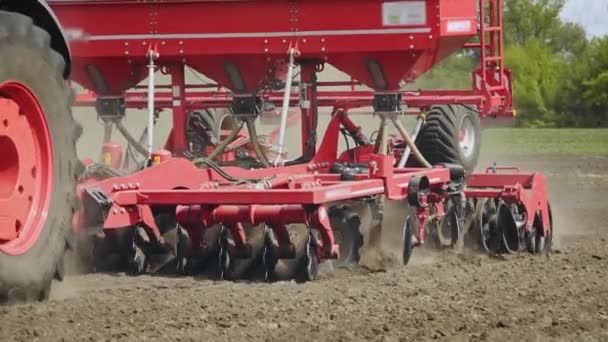 Máquina de semeadura lavoura e semeadura de sementes no solo no campo rural. Indústria agrícola — Vídeo de Stock