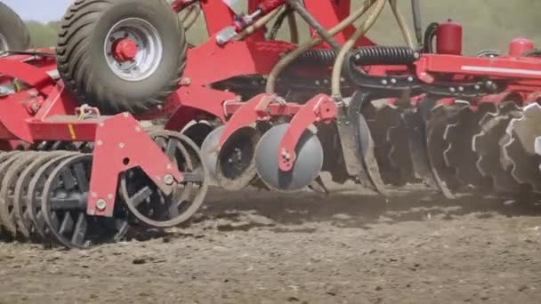 Maquinaria agrícola haciendo semillas de dispersión. Máquina de siembra trabajando en campo — Vídeos de Stock