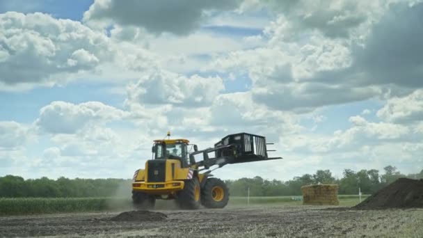 Jordbruks-utrustning för lastning och transport av höstackar. Jordbruksindustrin — Stockvideo