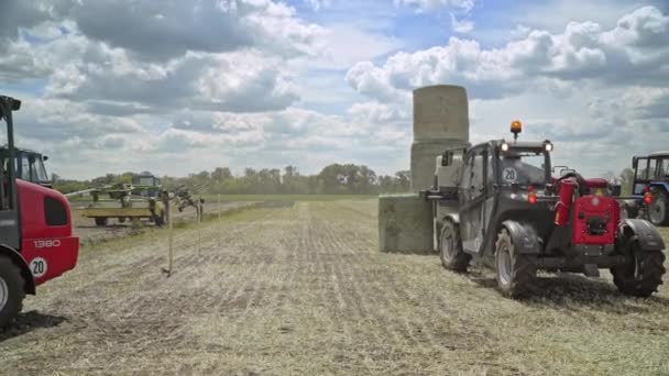 Agricultura tractor carga pajar en el campo agrícola — Vídeos de Stock