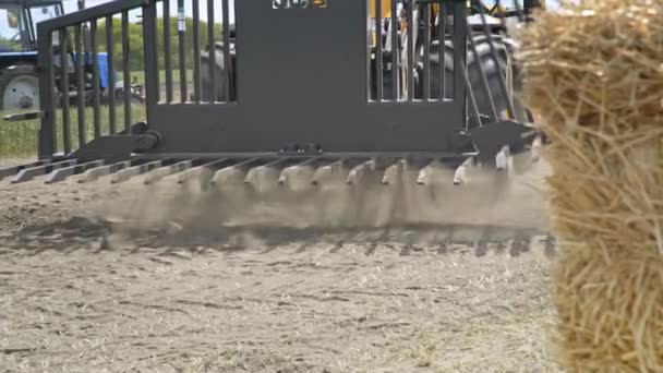 Mezőgazdasági gép. Betakarító gépek. Mezőgazdasági gép szalmakazlak — Stock videók