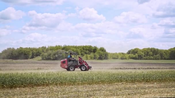 Véhicule agricole. Fermier sur tracteur. Équipement agricole. Machine agricole — Video