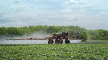 Çiftçi bakım tesisleri. Böcek ilacı püskürtme. Tarım gübre