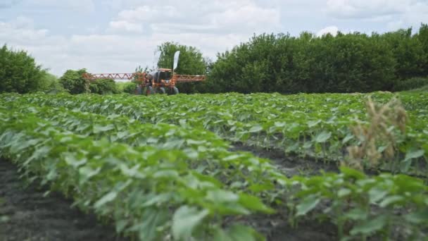 肥料摊。农业喷洒。农业灌溉 — 图库视频影像