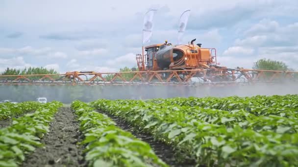 Опрыскивание пестицидами сельскохозяйственных удобрений. Удобрение растений. Сельское хозяйство — стоковое видео