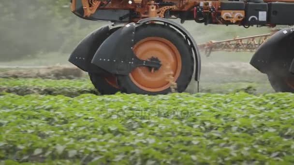 Landbouw sproeien van pesticiden. Landbouw de landbouw. Kunstmest strooier — Stockvideo
