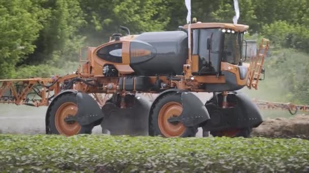 Agricultural sprayer moving on agricultural field. Farming equipment — Stock Video
