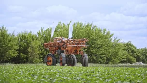 Veículo agrícola agrícola. Fertilizante agrícola. Máquinas agrícolas — Vídeo de Stock