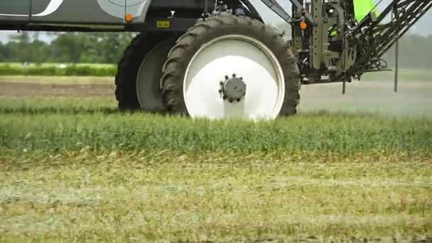 農薬散布機です。殺虫剤噴霧器。農業機械 — ストック動画