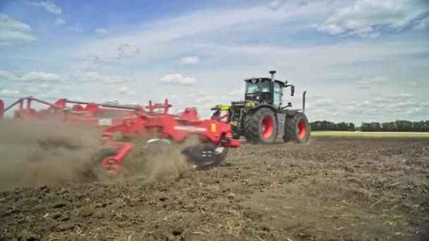 農業機械は、畑を耕す。耕した土地。農業機械 — ストック動画