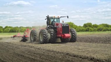 Tarım makineleri arazi çiftçilik için. Kırsal tarım. Tarlayı